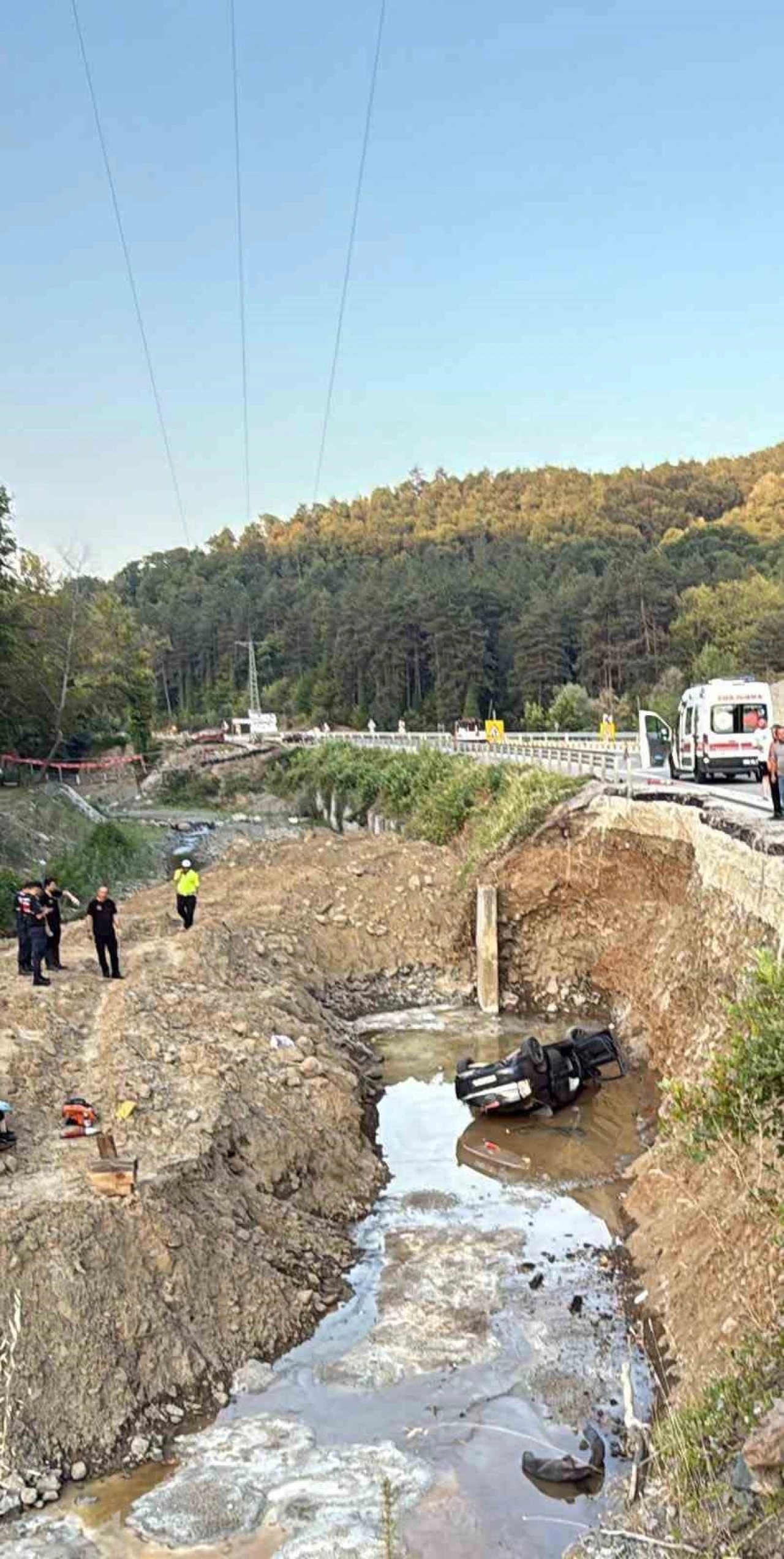 Otomobil dereye uçtu: Baba-oğul hayatını kaybetti
