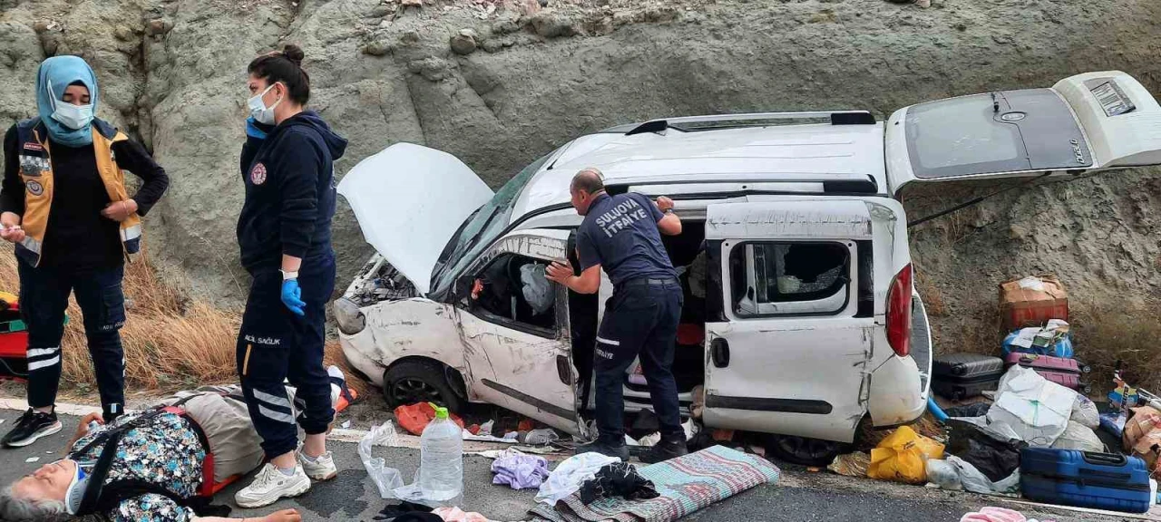 Amasya’da yoldan çıkan araç toprak yığınına çarptı: 4 yaralı