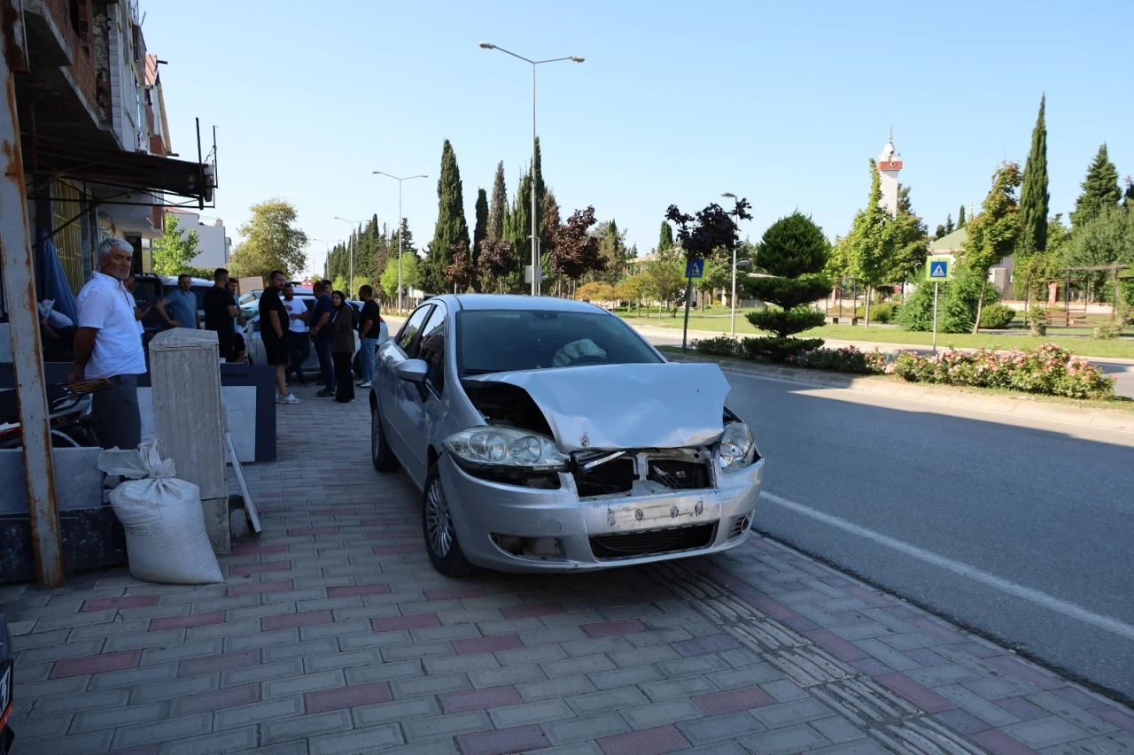 Zincirleme trafik kazası: 4 araç birbirine girdi
