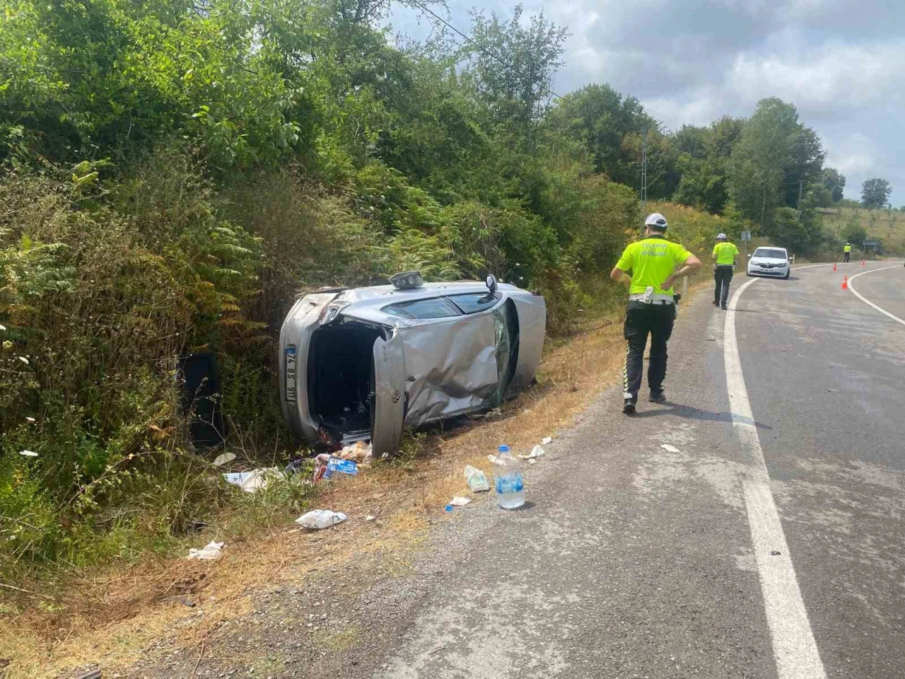 Yoldan çıkan otomobil devrildi: 3 yaralı