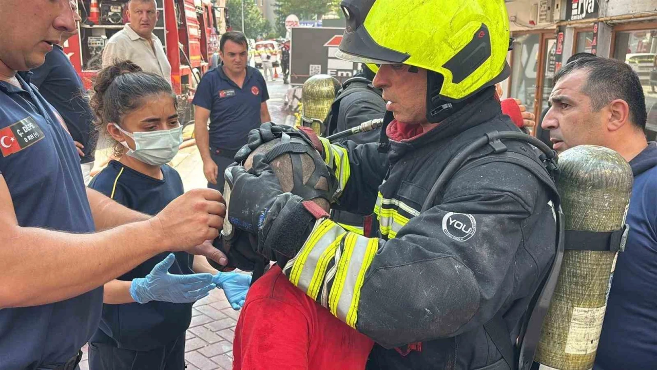 5 katlı apartmanda yangın çıktı: 1’i çocuk 2 kişi dumanlar arasından kurtarıldı
