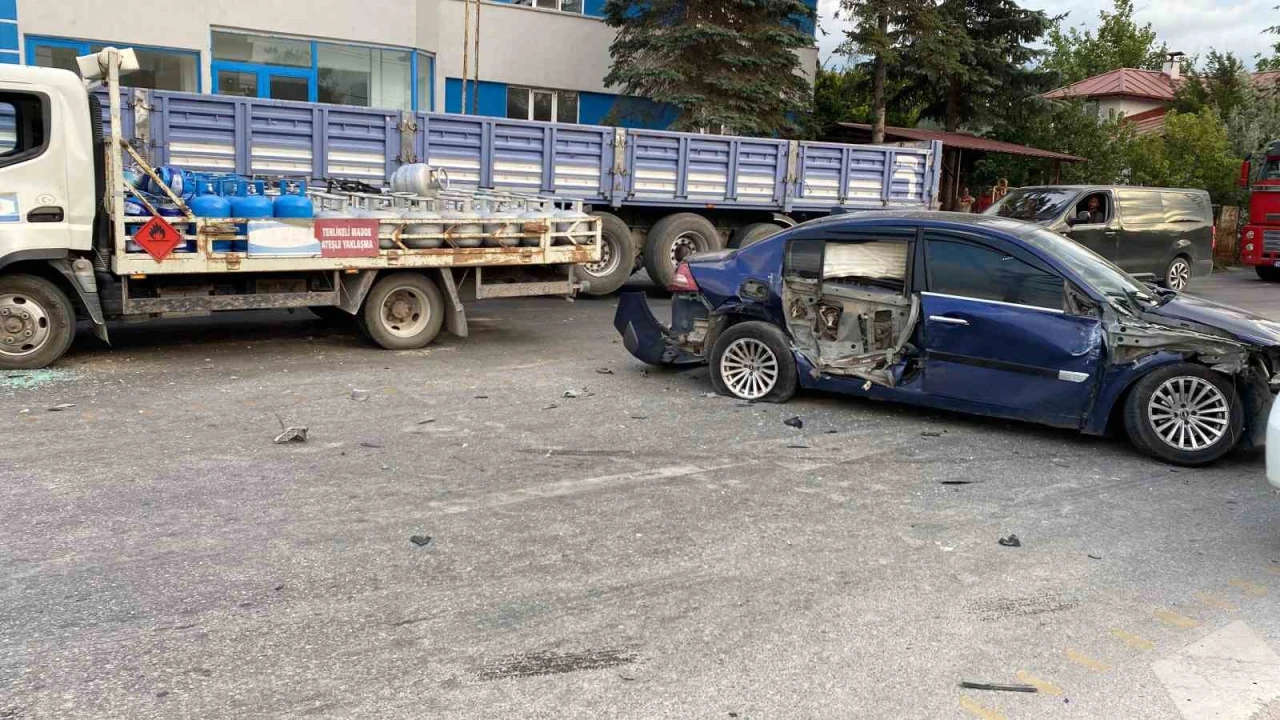 Facianın eşiğinden dönüldü: Tüp yüklü kamyon kazaya karıştı