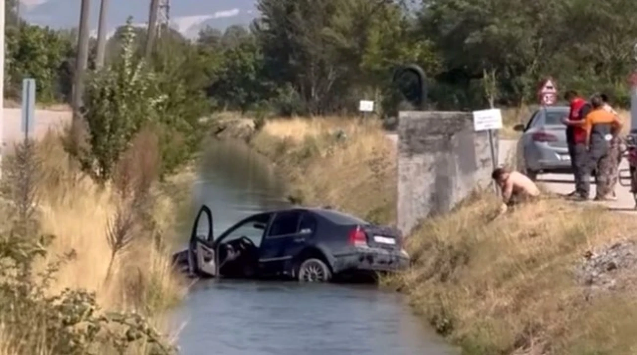 Otomobil sulama kanalına uçtu