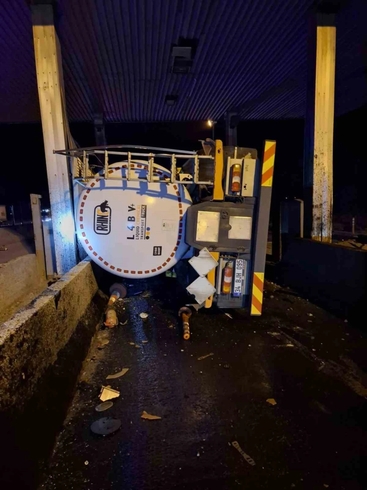 Tanker gişelere çarpıp devrildi: 1 yaralı