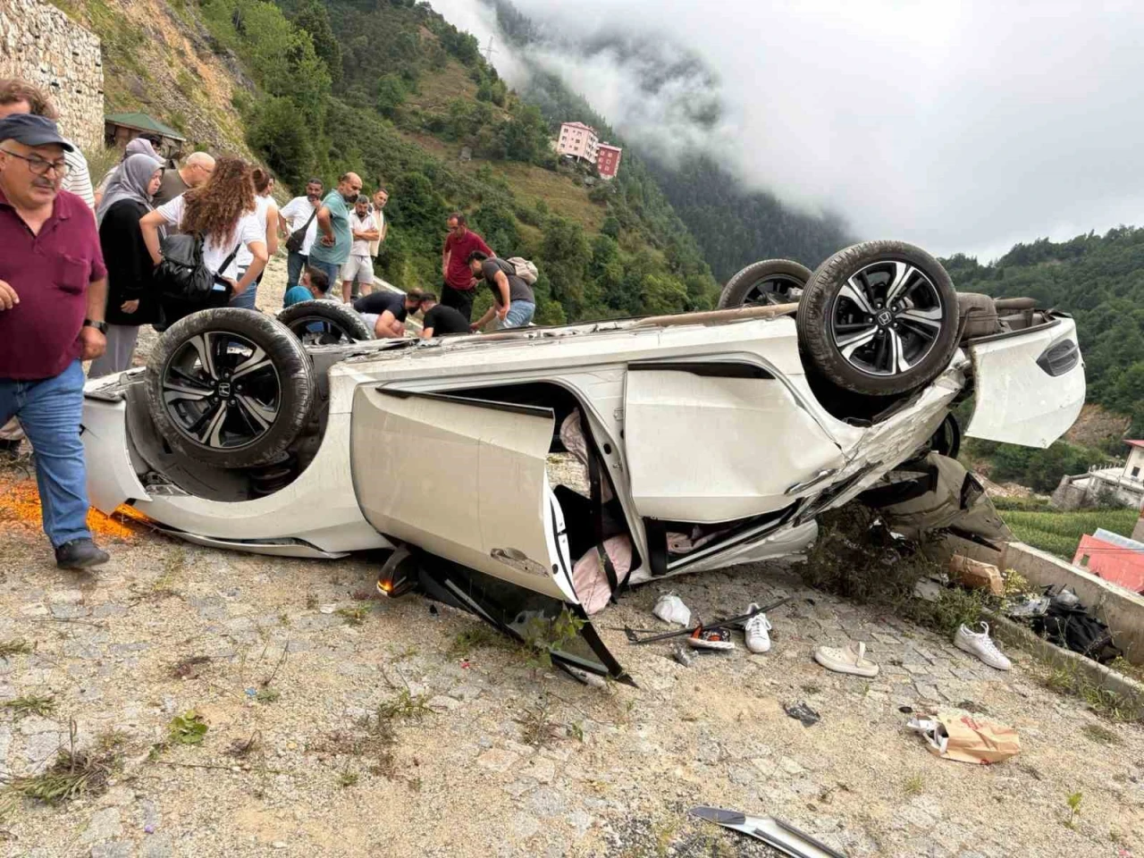 4 kişinin yaralandığı trafik kazası güvenlik kamerasına yansıdı