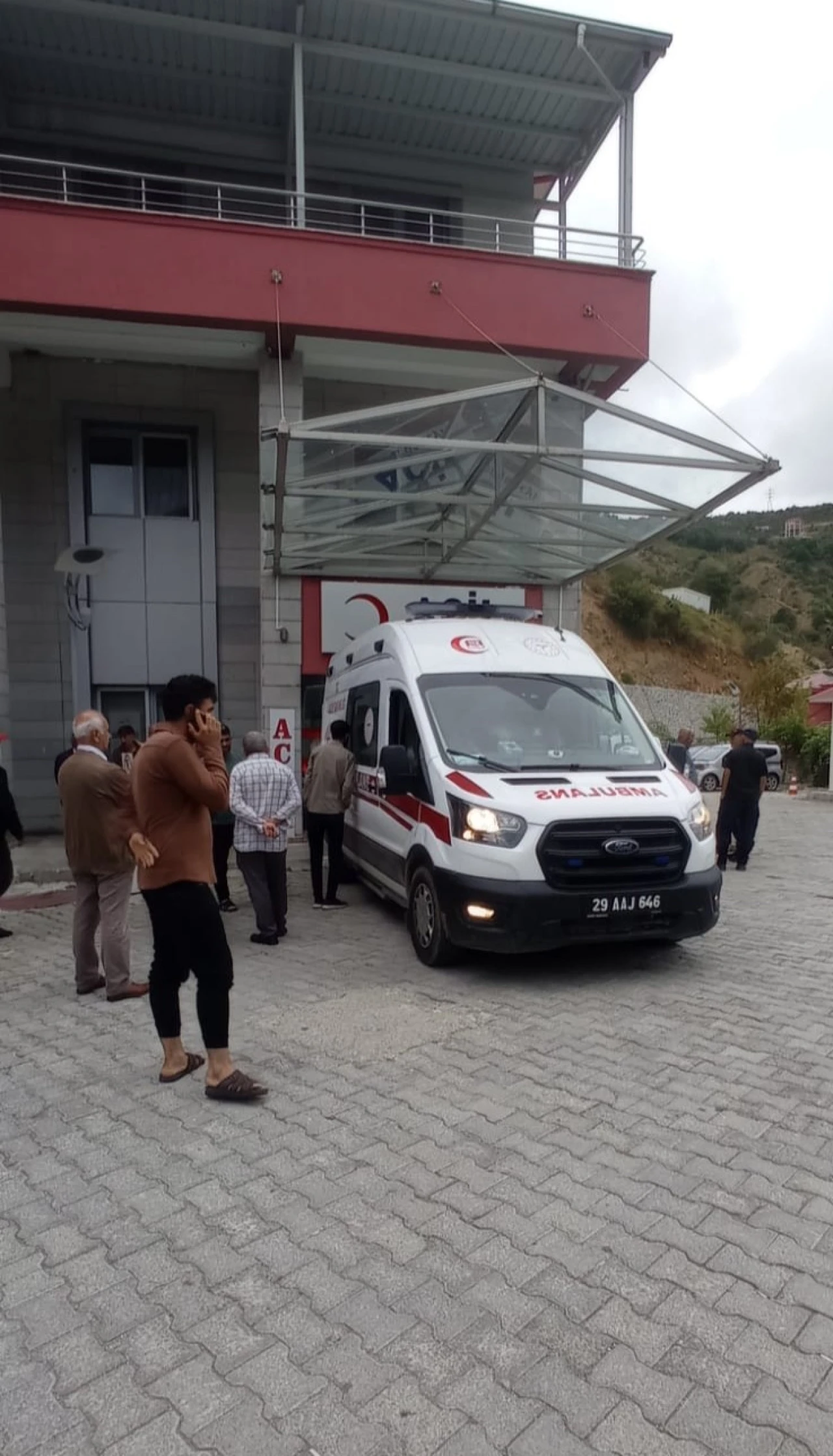 Tünel içinde iki araç kafa kafaya çarpıştı: 5 yaralı