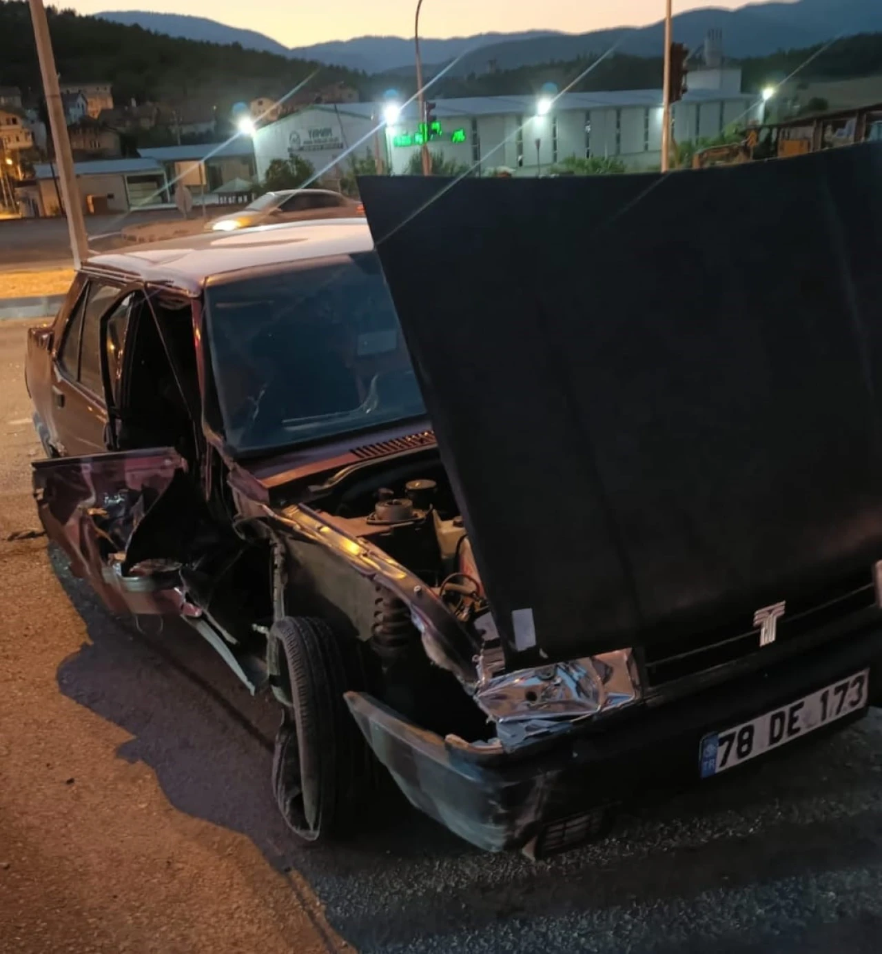 Kamyonet ile otomobil çarpıştı: 2 yaralı