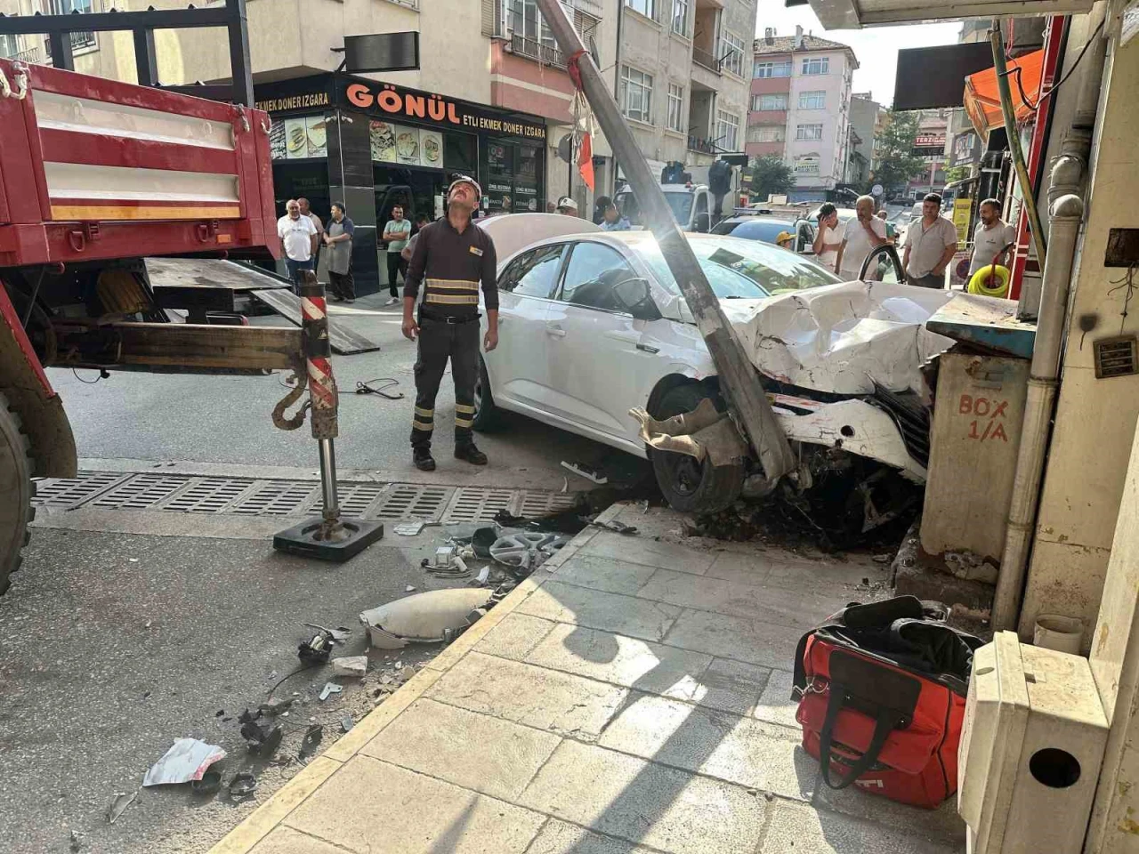 Çarpışan otomobiller iş yerlerine çarparak durabildi: 1 yaralı