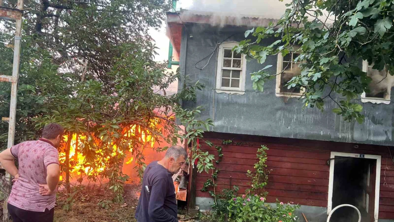 Çıkan yangında ev ve samanlık küle döndü
