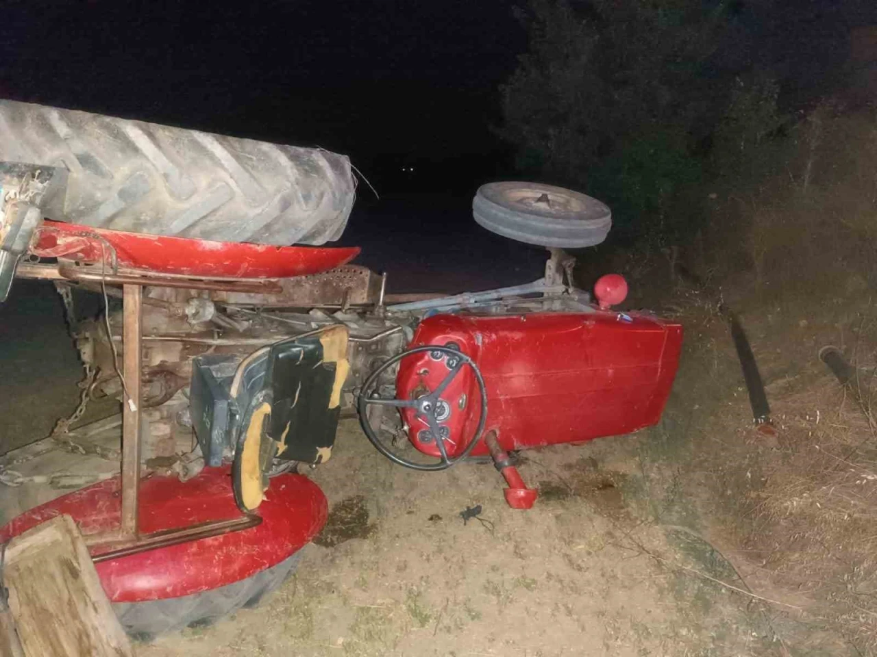Traktör devrildi: 2 yaralı