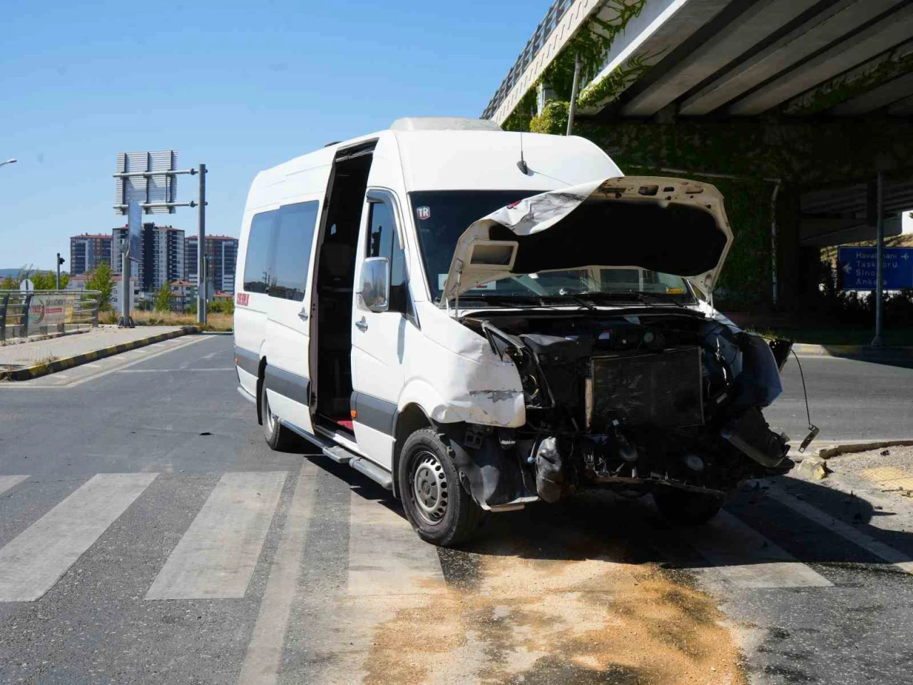 Yolcu minibüsü ile hafif ticari araç çarpıştı: 10 yaralı