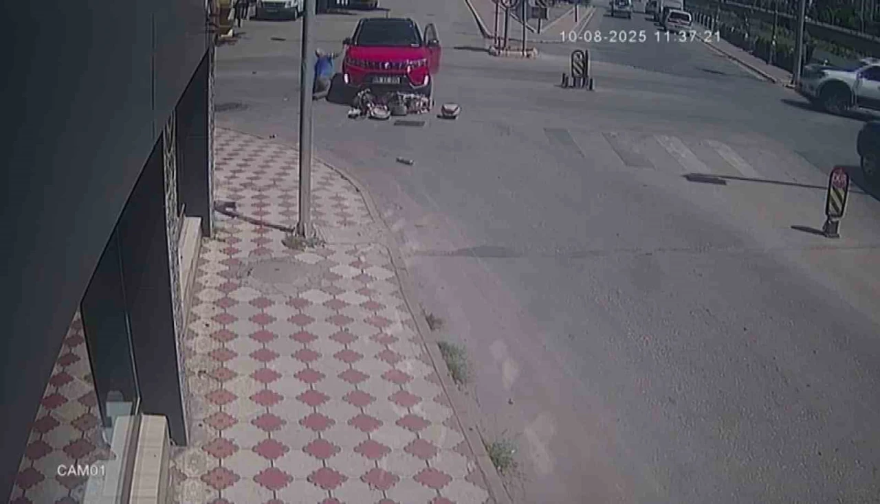 Kazada yere düştü, öfkelenip otomobilin camına ve dikiz aynasına yumruk attı