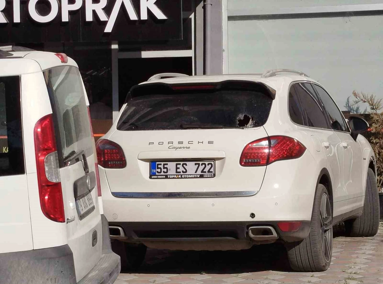 Park halindeki araç kurşunlandı