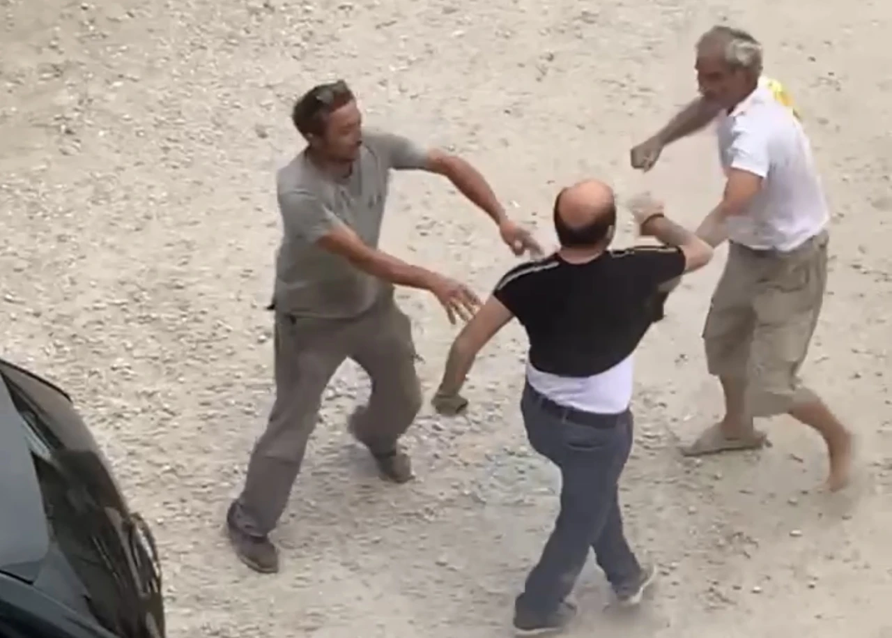 Otoparkta silahlı kavgada 2 kişi yaralandı