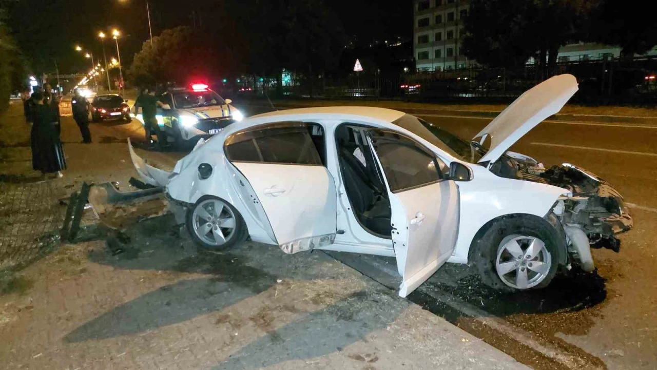 Ağaca çarpan otomobil hurdaya döndü: 1 yaralı