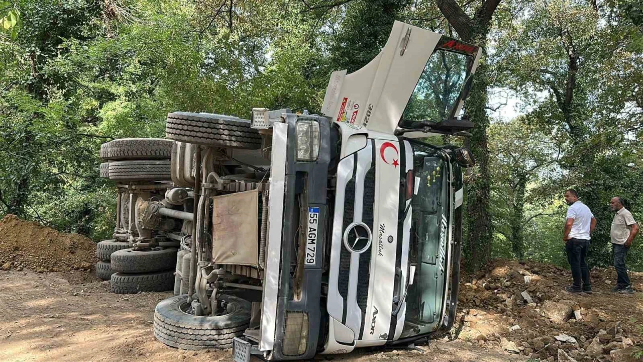 Hafriyat kamyonu devrildi: 1 yaralı