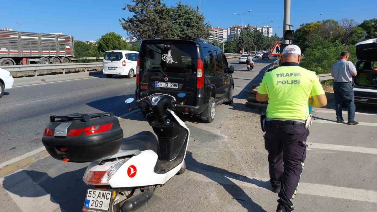 Motosiklet hafif ticari araca çarptı: 2 yaralı