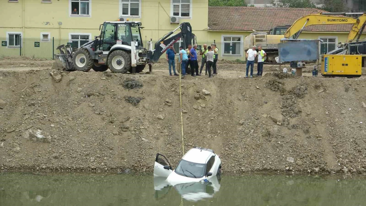 SUV araç ırmağa düştü, 3 kişi ölümden döndü