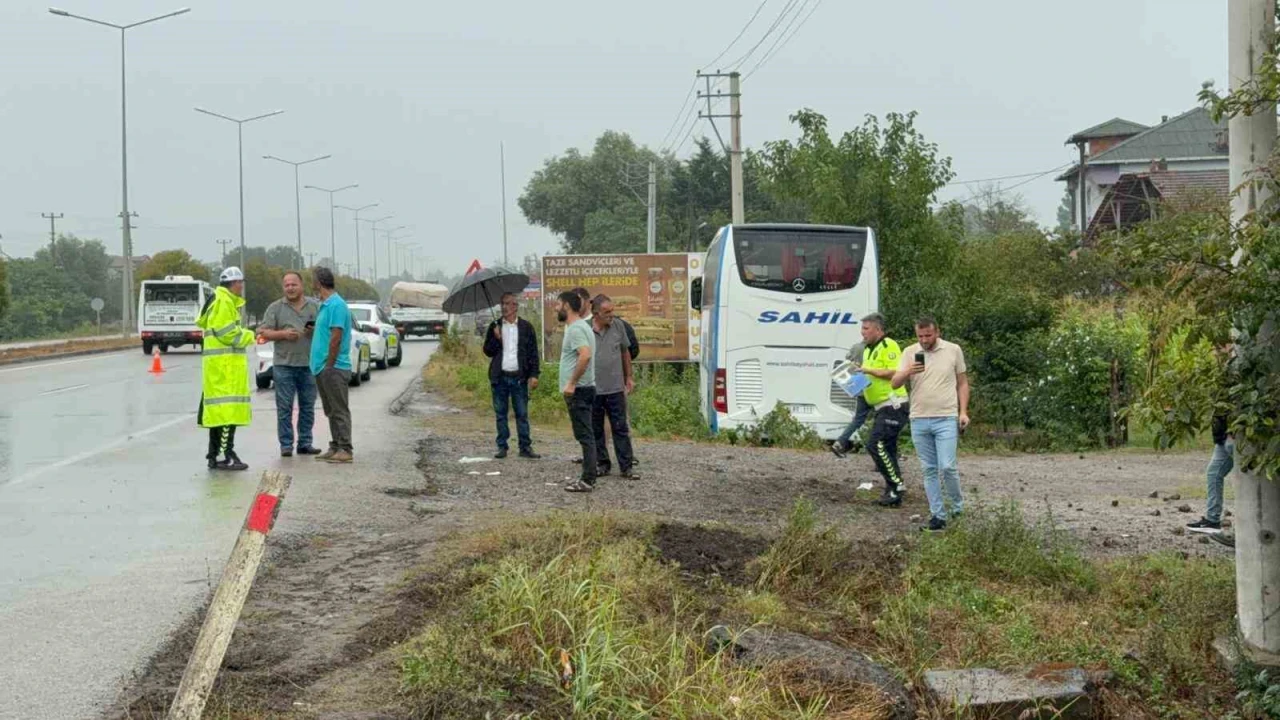 Yolcu otobüsü, yol kenarında kamyonete branda çekenlere çarptı: 1 ölü, 1 yaralı