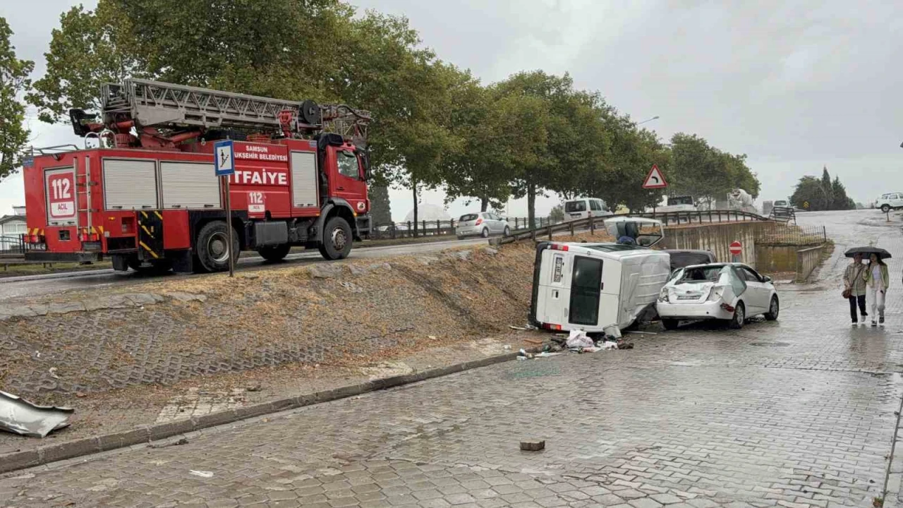 Yoldan çıkan minibüs iki araca çarparak devrildi