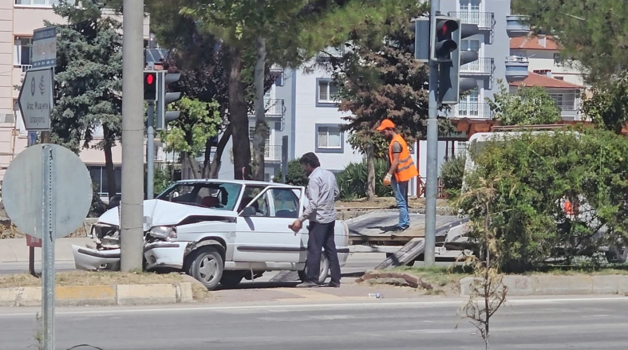 Otomobil aydınlatma direğine çarptı: 1 yaralı