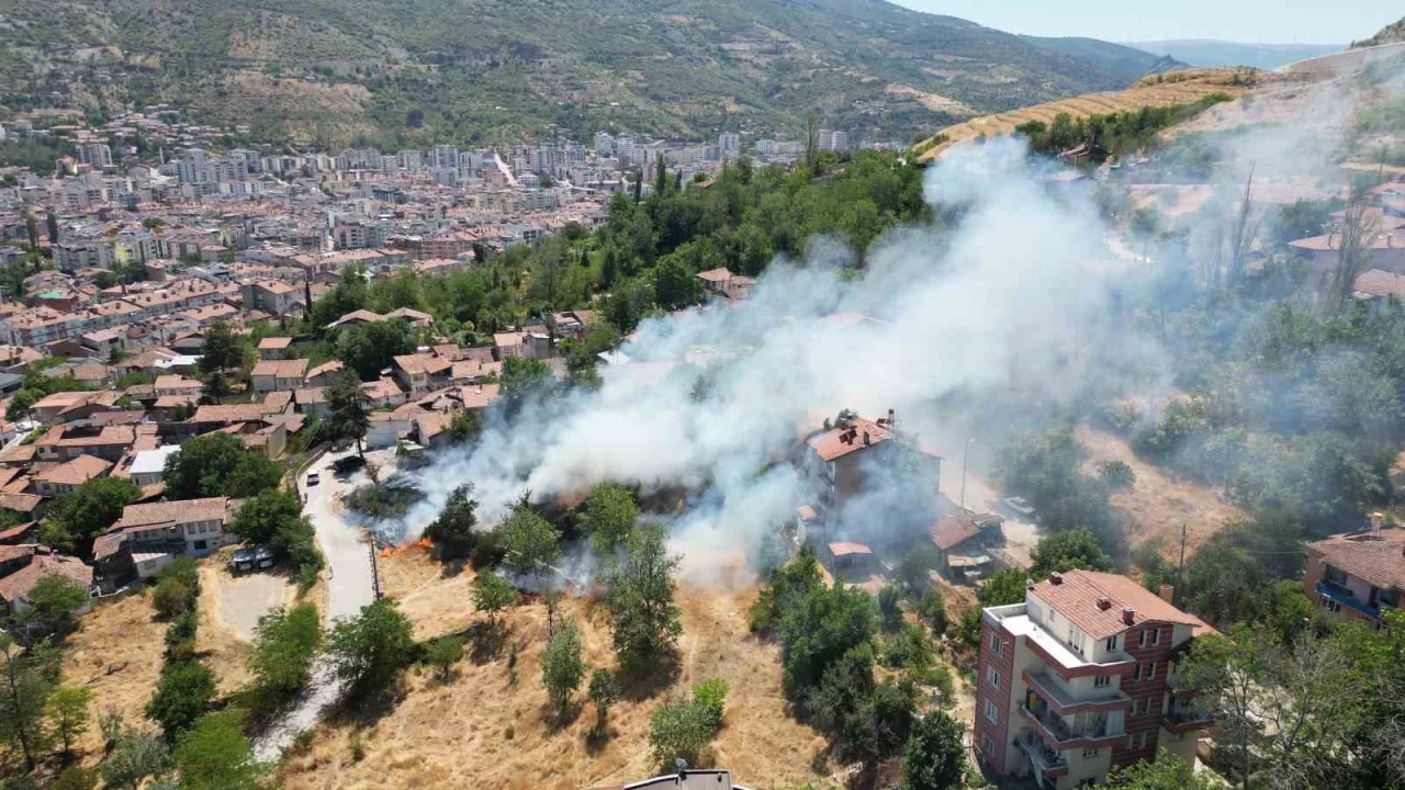 Boş arazide çıkan yangın evlere sıçramadan söndürüldü