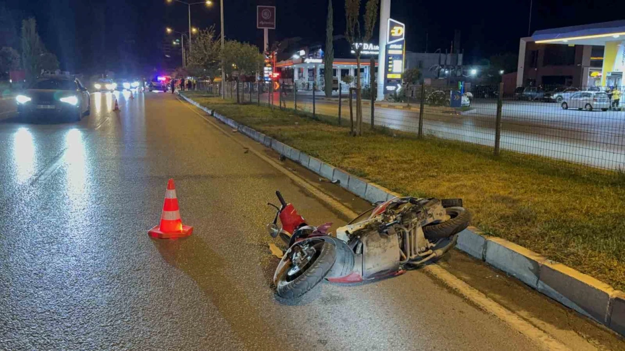 Lüks otomobil motosiklete çarptı: 2 ölü