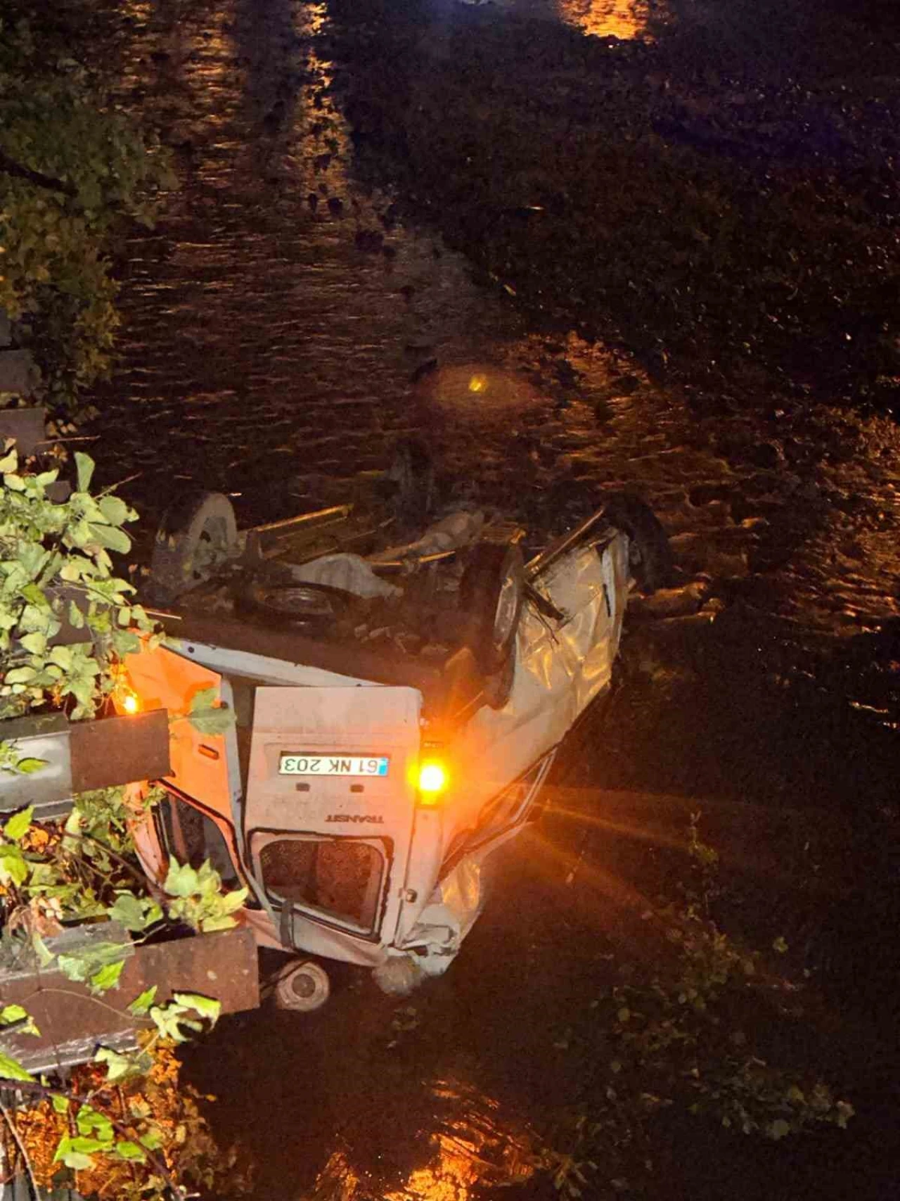 Minibüs dereye uçtu: 3 yaralı