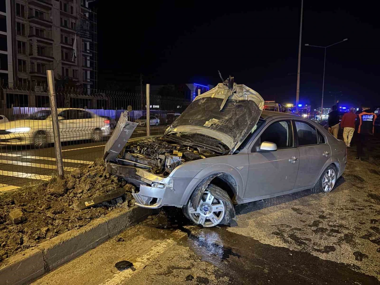 Alkollü sürücü elektrik direğine çarptı: 1 yaralı