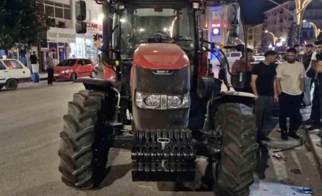Alkollü traktör sürücüsü 3 araca çarparak durabildi