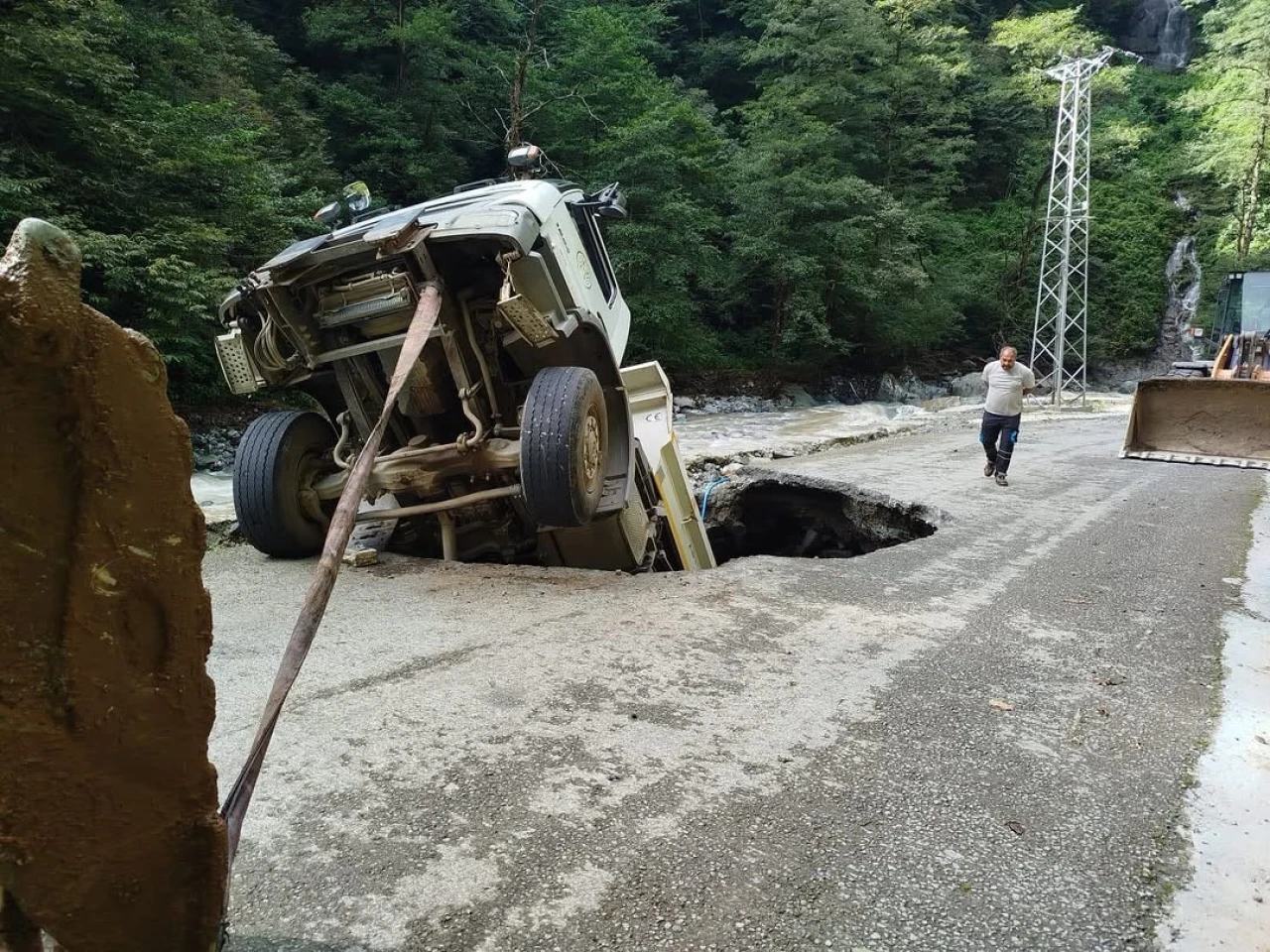 Yol onarım sırasında kamyon göçüğe düştü: 1 yaralı
