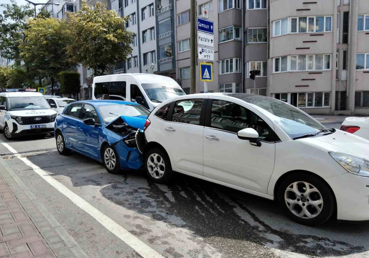 Avukat, boşanma aşamasındaki eşinin aracına çarptı: Kadın hastaneye kaldırıldı