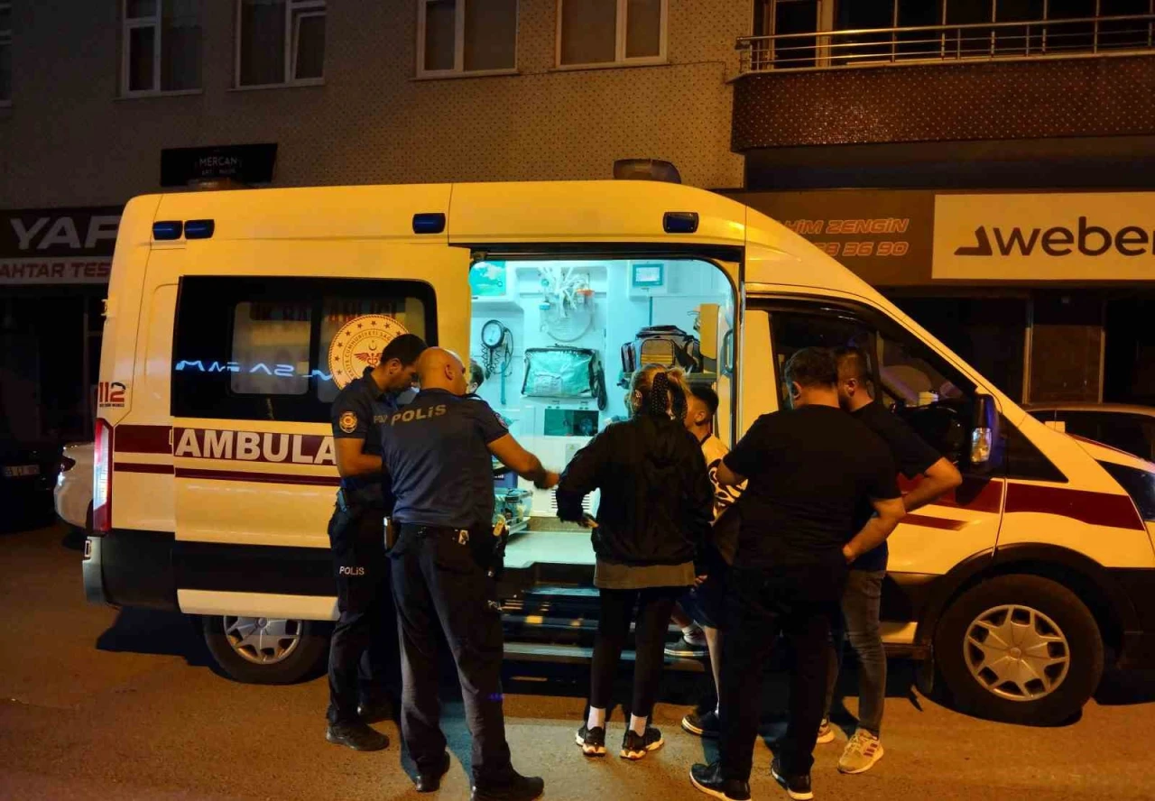 Evinin kapısında bıçaklanan çocuk yaralandı