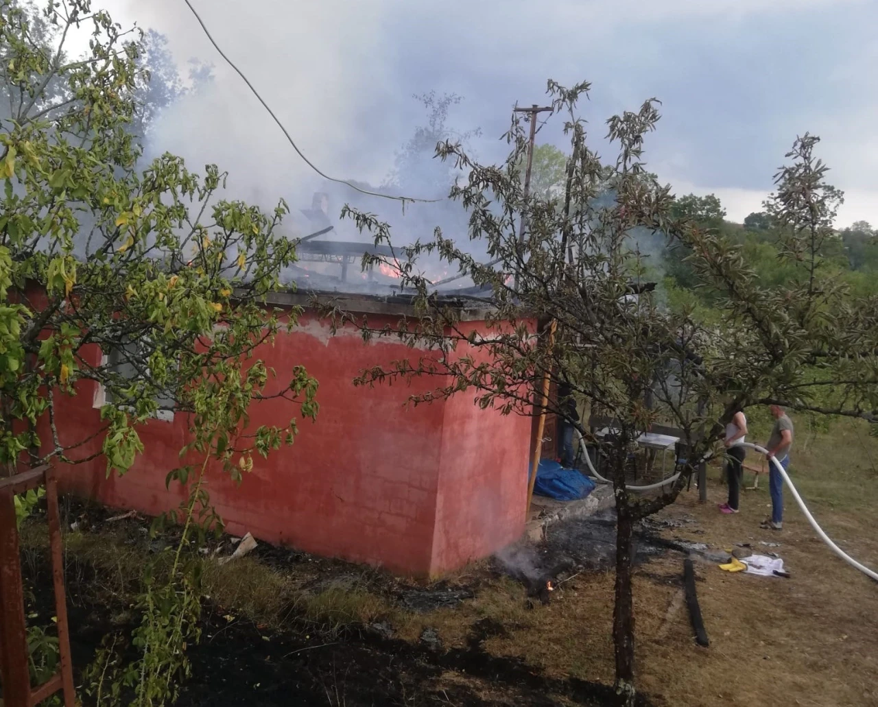 Bağ evi olarak kullanılan baraka alevlere teslim oldu