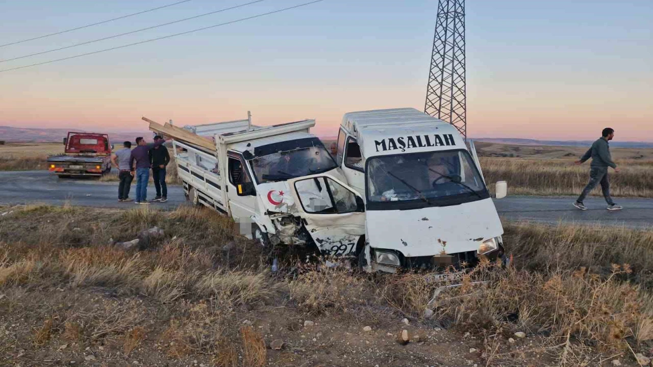 Çorum’da minibüs kamyonetle çarpıştı: 4 yaralı