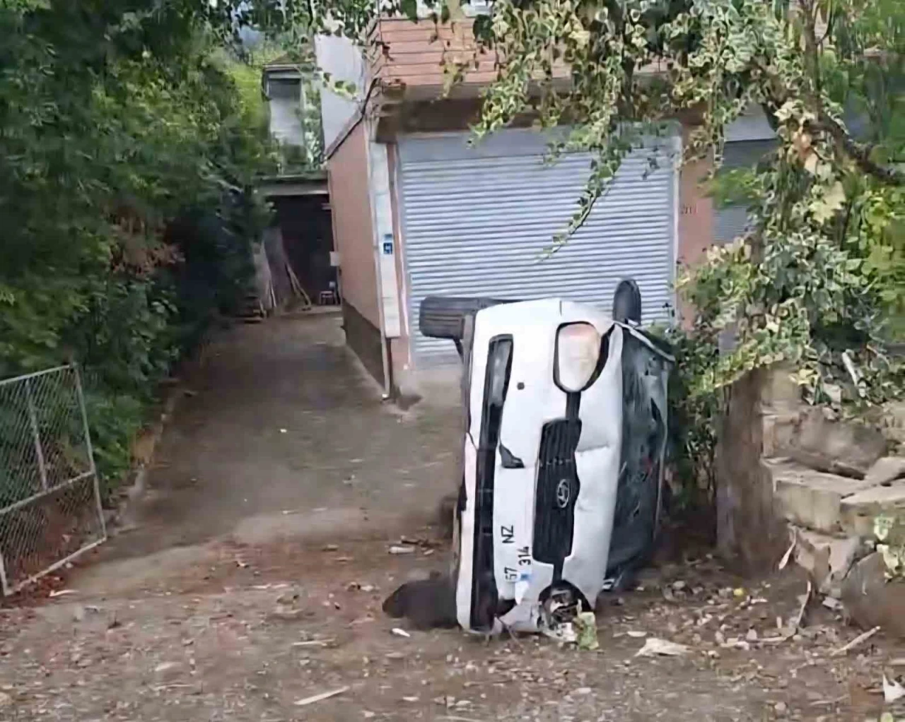 Trafik kazasında sürücü yara almadan kurtuldu