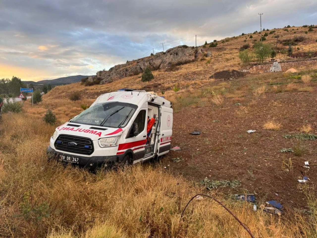 Ambulans takla attı: 3 sağlık personeli yaralandı