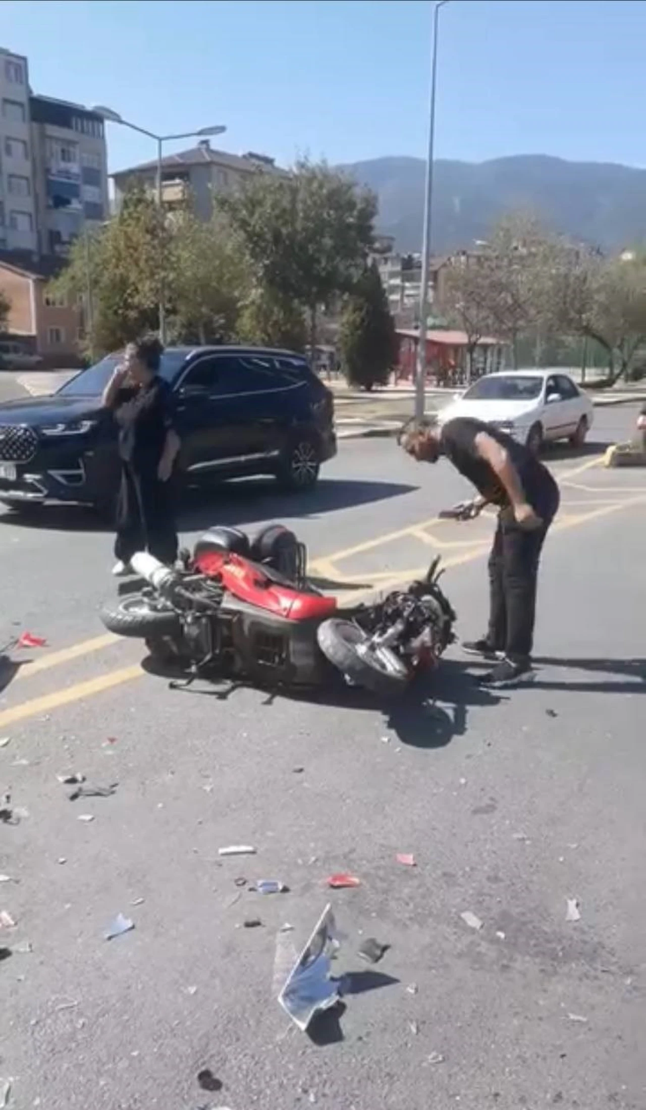 Otomobille çarpışan motosikletli yaralandı