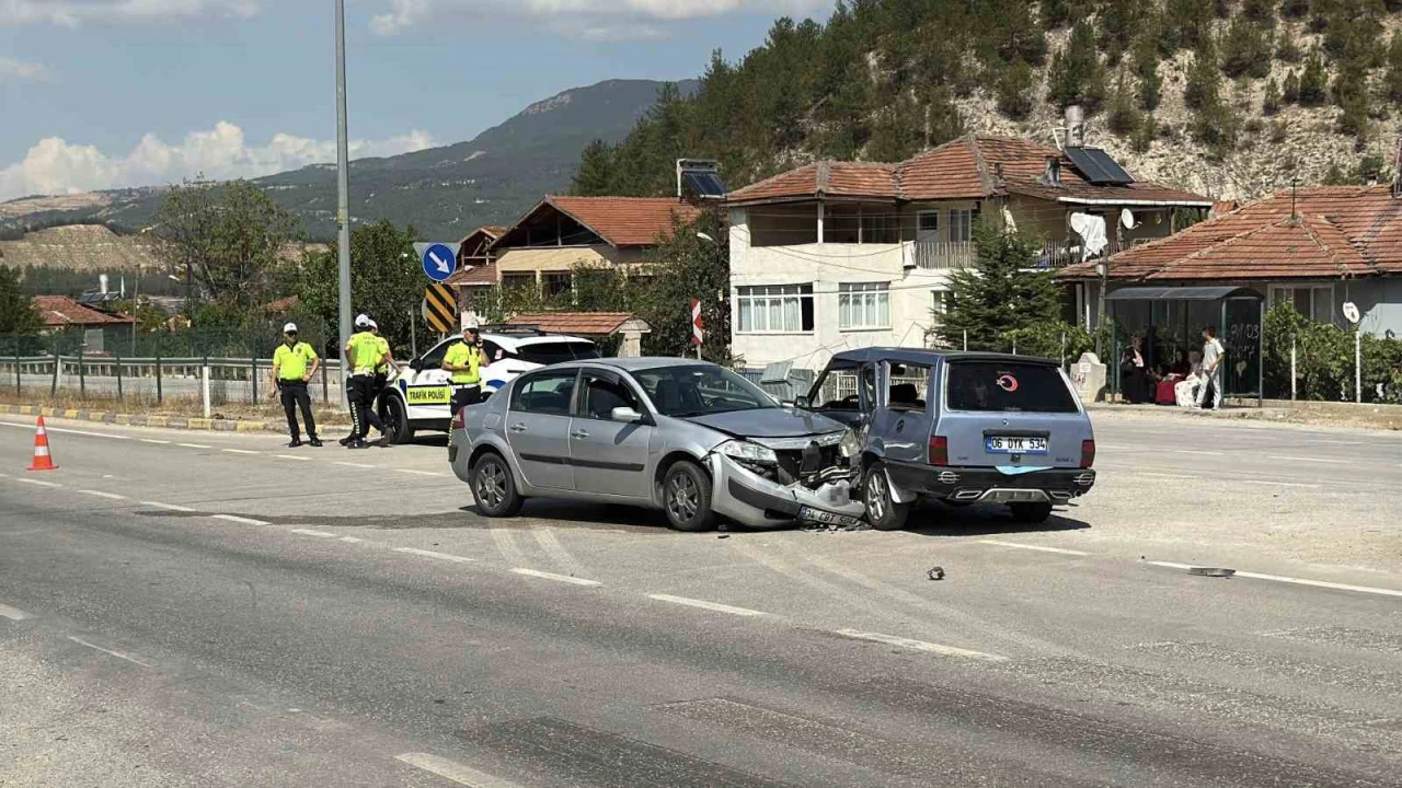 Otomobiller çarpıştı: 2’si çocuk 6 yaralı