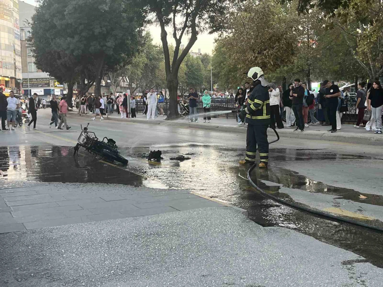 Seyir halindeki motosiklet alev alev yandı