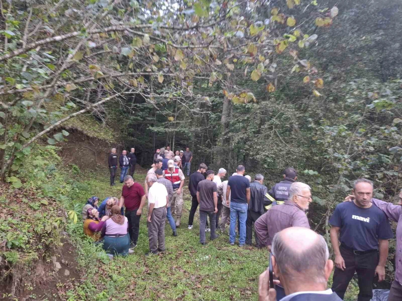 Feci kaza: Uçuruma yuvarlanan patpatın altında can verdi