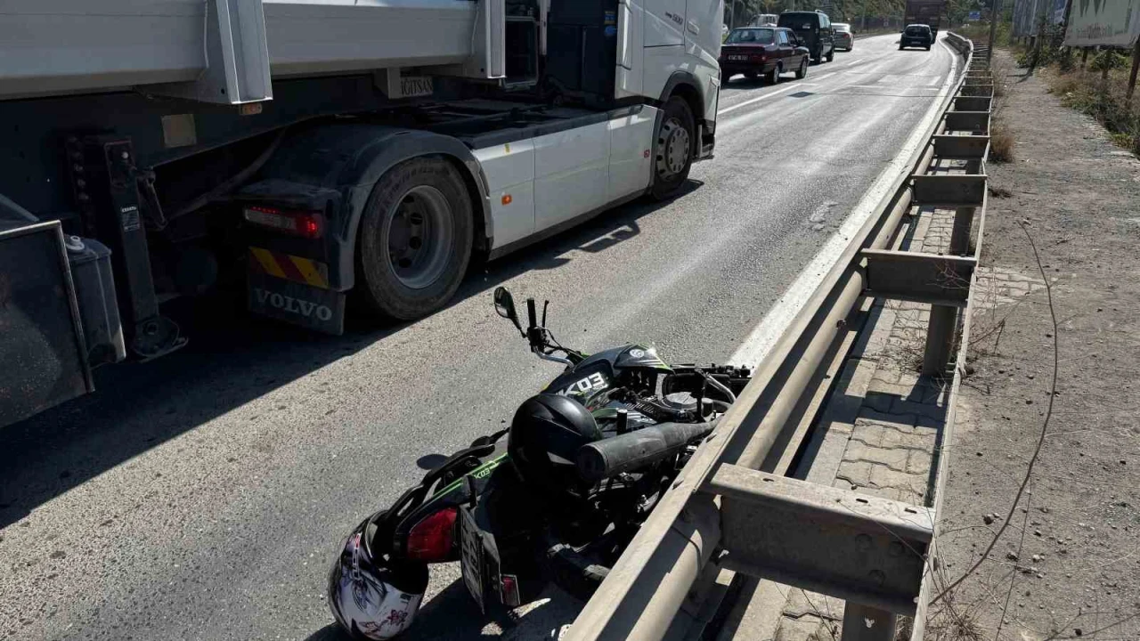 Otomobil sürücüsü motosiklete çarpıp kaçtı; 1 yaralı