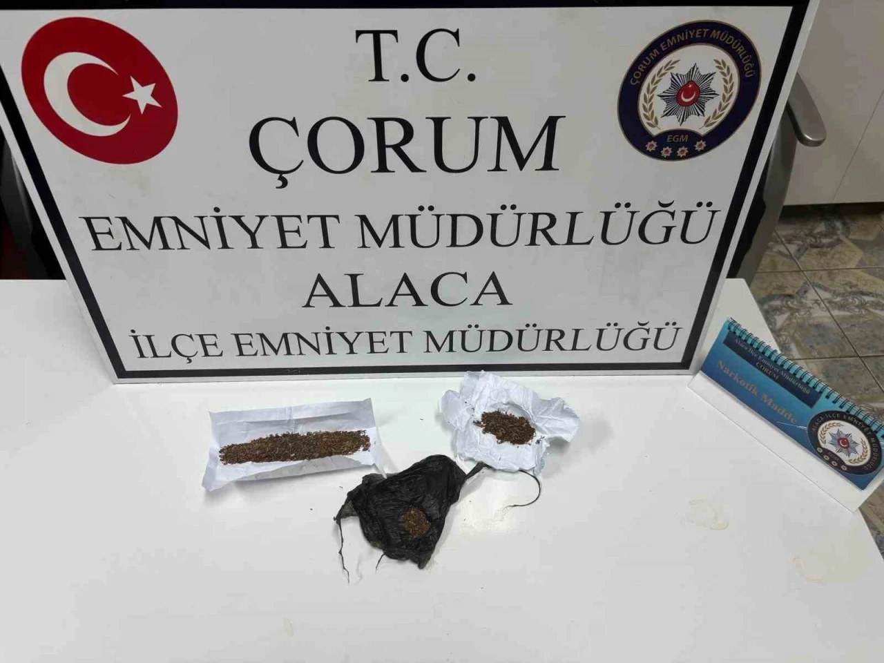 Polis ekiplerini görünce uyuşturucuyu aracın camından dışarı attılar: 4 gözaltı