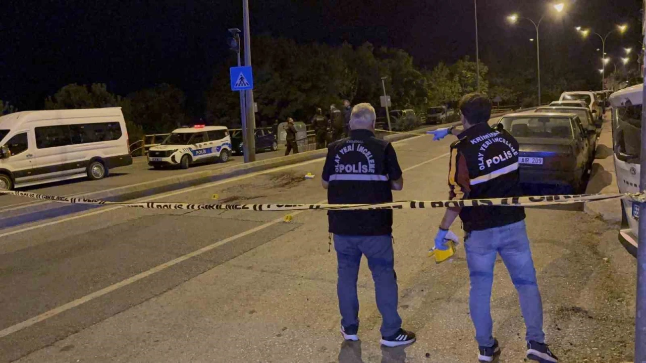 Geceleyin sokak ortasında silahlı saldırı: 3 yaralı