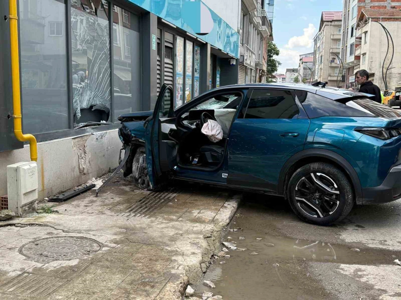 Kontrolden çıkan otomobil, park halindeki araçlara çarptı: 1 yaralı