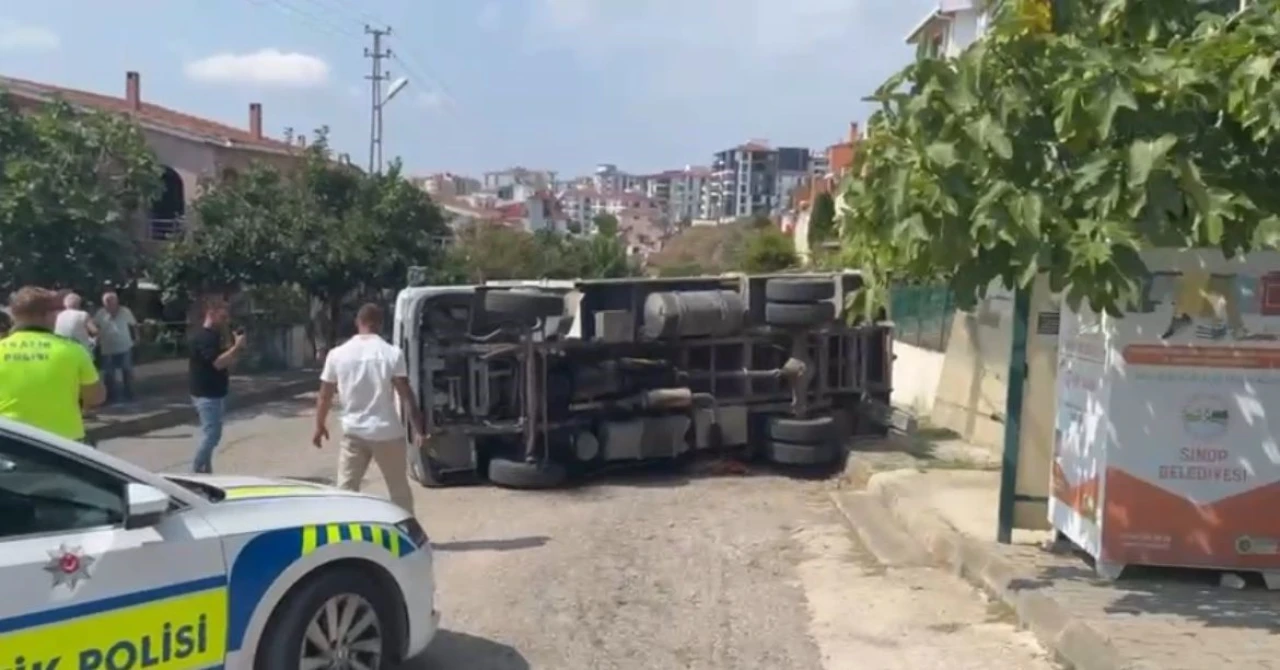 Belediyeye ait kamyonet devrildi: 1 yaralı