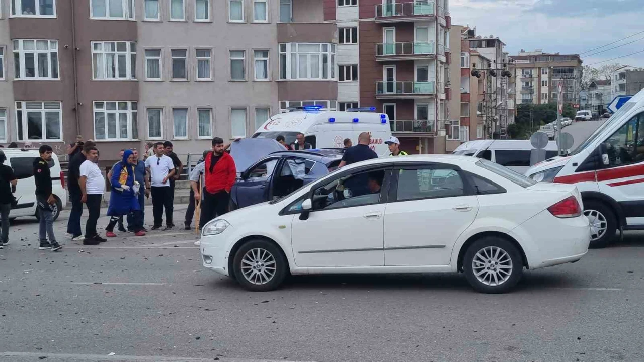 İki otomobil çarpıştı: 2 yaralı