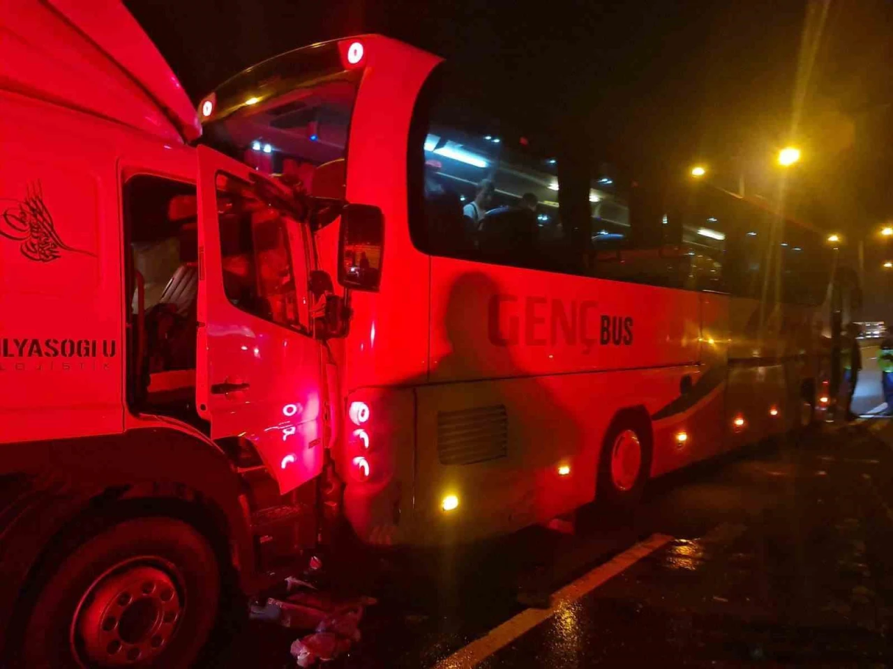 Lastiği patlayan otobüse kamyon çarptı: 1 yaralı