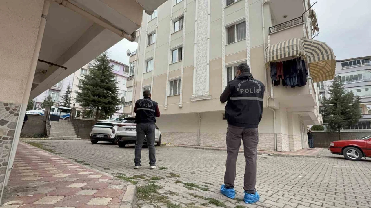 Cam silen kadın cipin üzerine düşerek hastanelik oldu