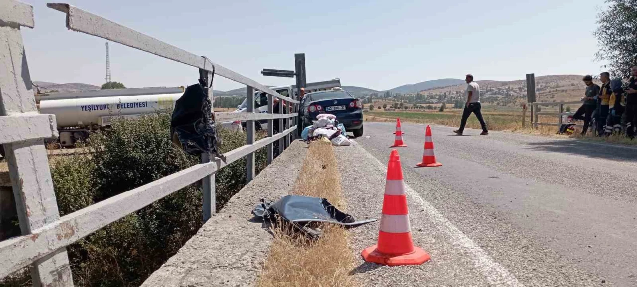 Otomobil bariyerlere çarptı: 1 ölü, 2 yaralı
